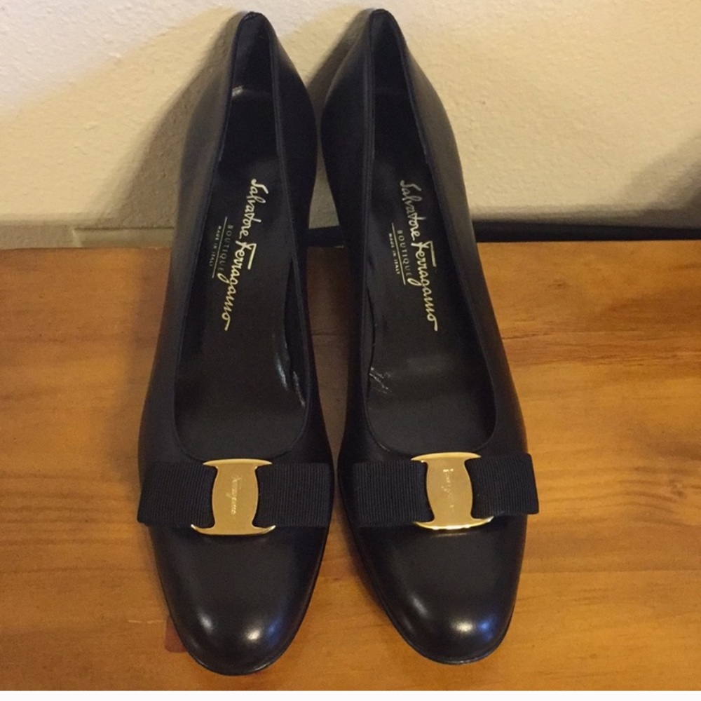 ❌SOLD❌ Black ferragamo Vera shoes
